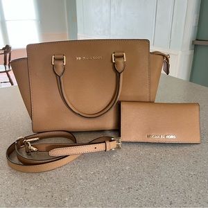 Micheal Kors Purse & Wallet